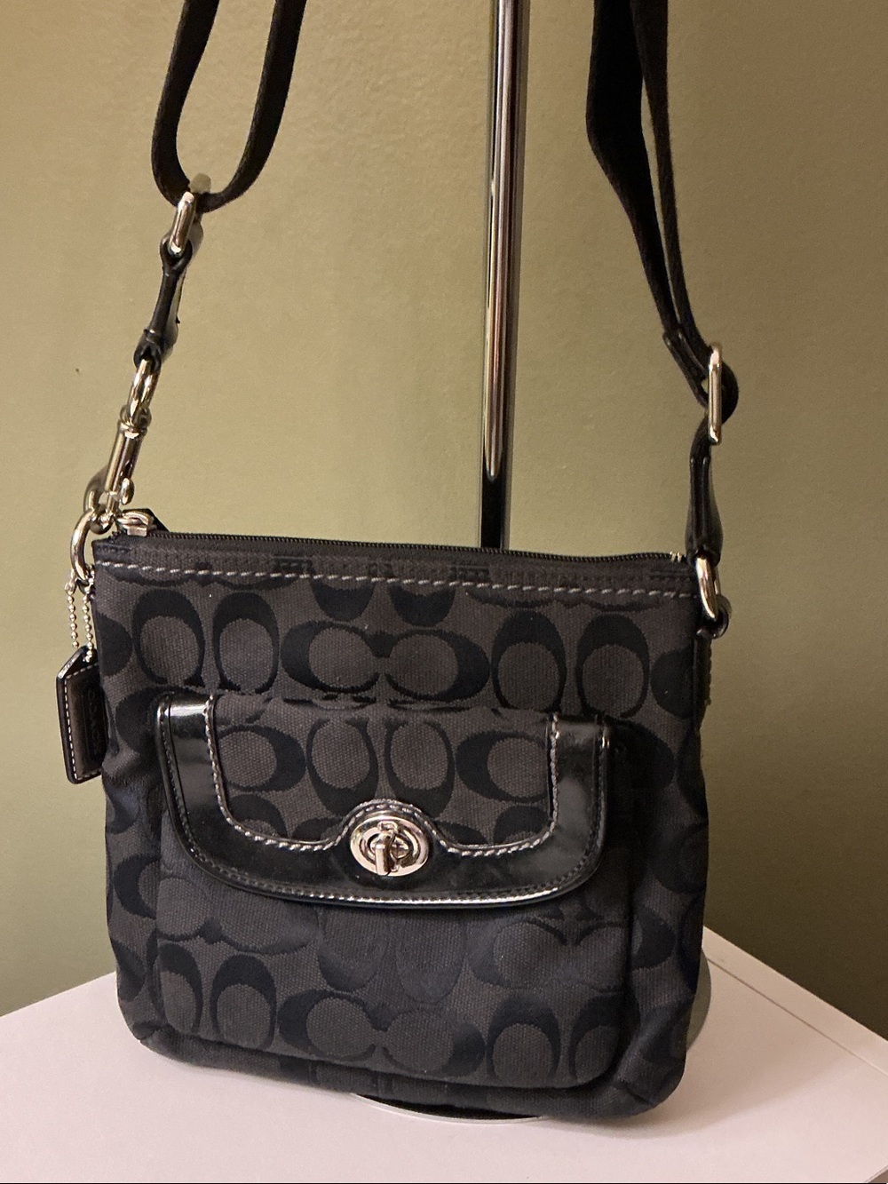 Coach Black Signature Canvas Crossbody with Turnlock Pocket Patent Trim Y2K GUC